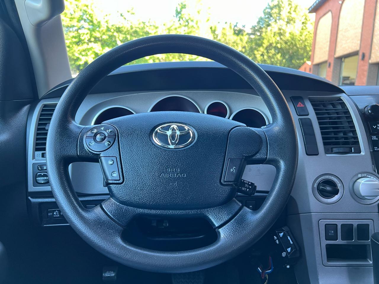 Toyota Tundra Tundra-Grade 5.7L Double Cab 4WD 2011