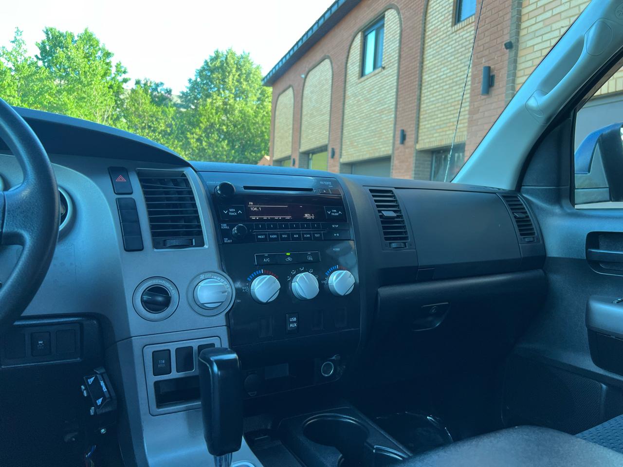 Toyota Tundra Tundra-Grade 5.7L Double Cab 4WD 2011