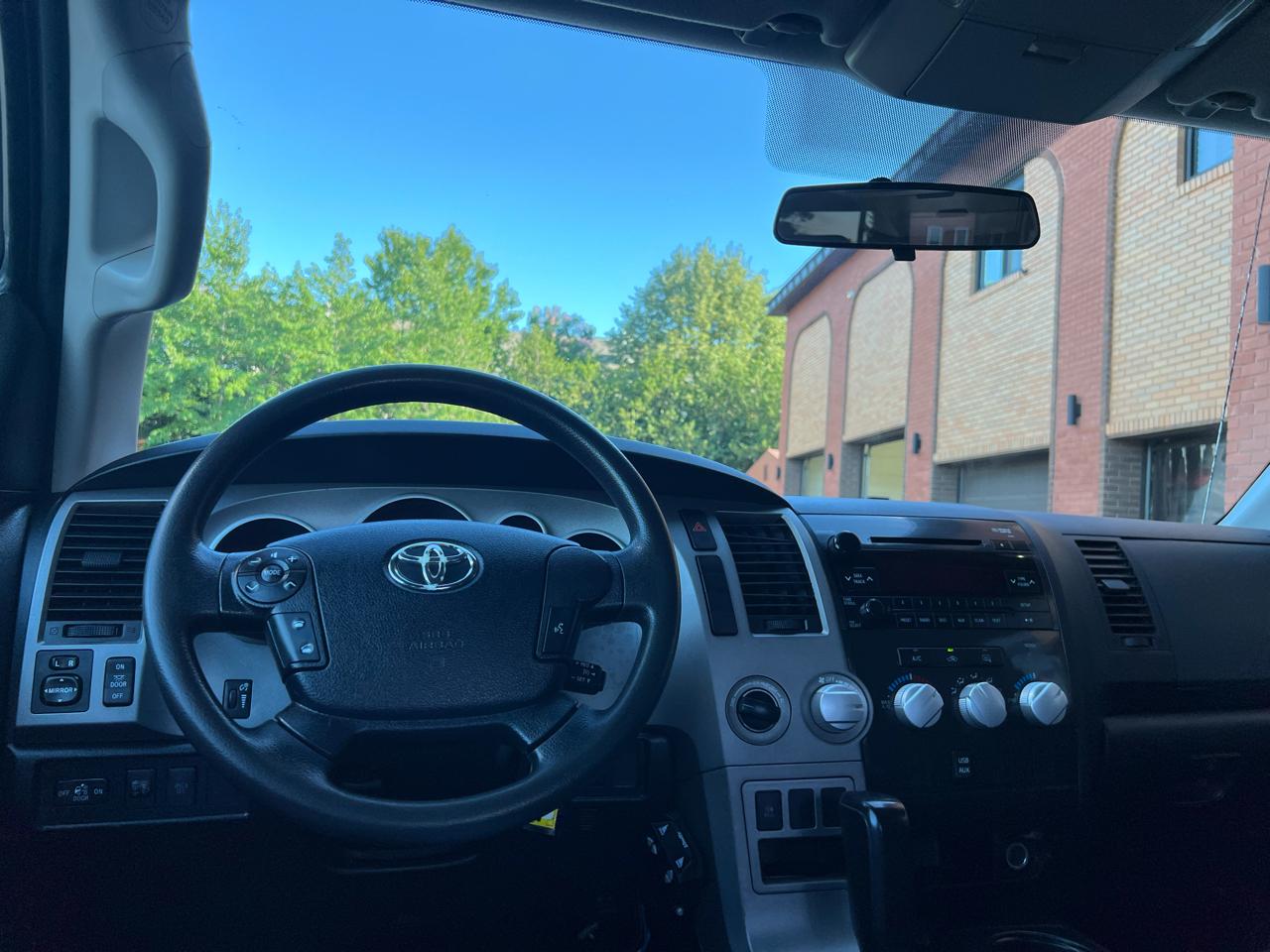 Toyota Tundra Tundra-Grade 5.7L Double Cab 4WD 2011