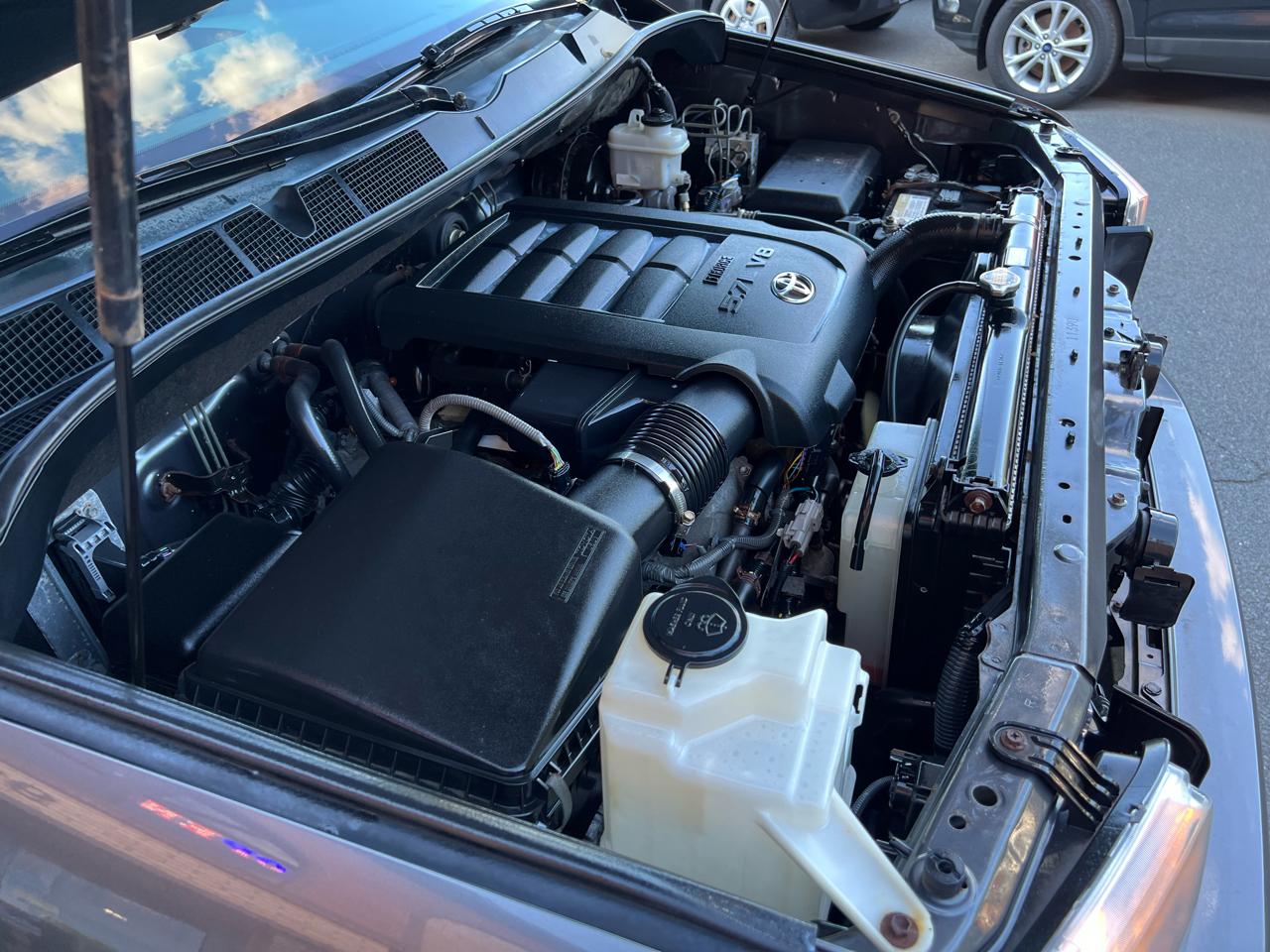 Toyota Tundra Tundra-Grade 5.7L Double Cab 4WD 2011