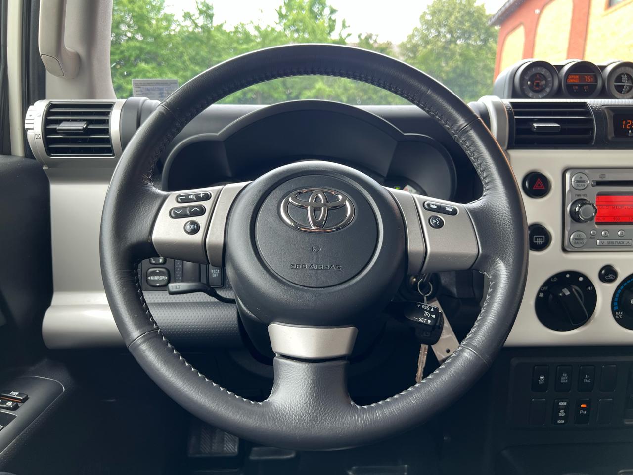 Toyota FJ Cruiser 4WD MT 2013