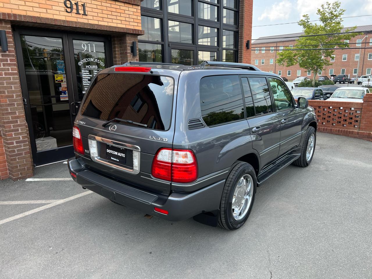 Lexus LX 470 Sport Utility 2005