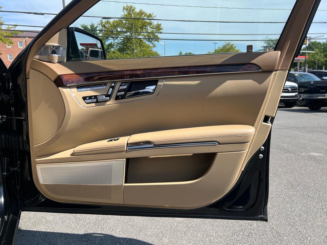 Mercedes-Benz S-Class S550 4-MATIC 2011