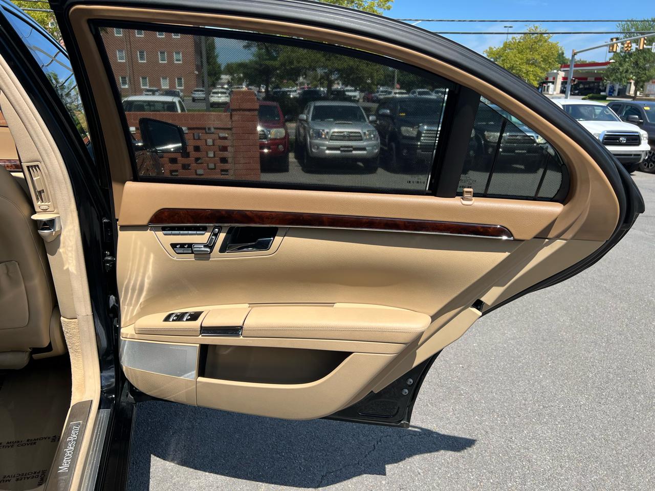 Mercedes-Benz S-Class S550 4-MATIC 2011