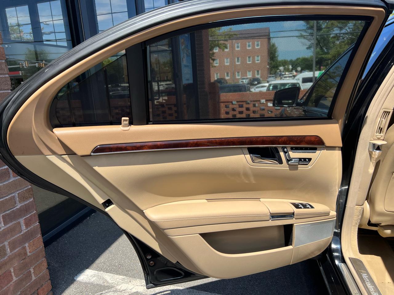 Mercedes-Benz S-Class S550 4-MATIC 2011