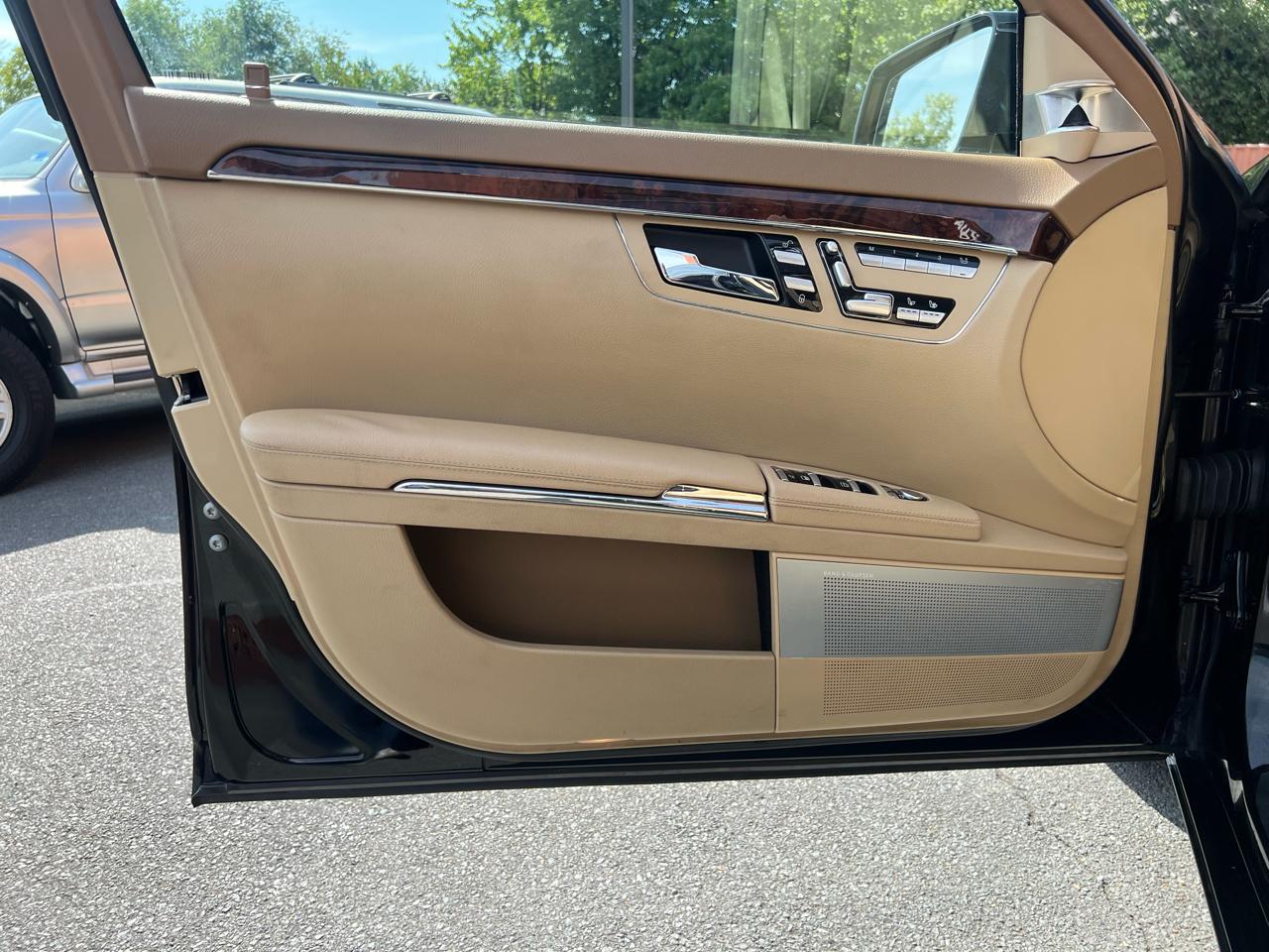 Mercedes-Benz S-Class S550 4-MATIC 2011