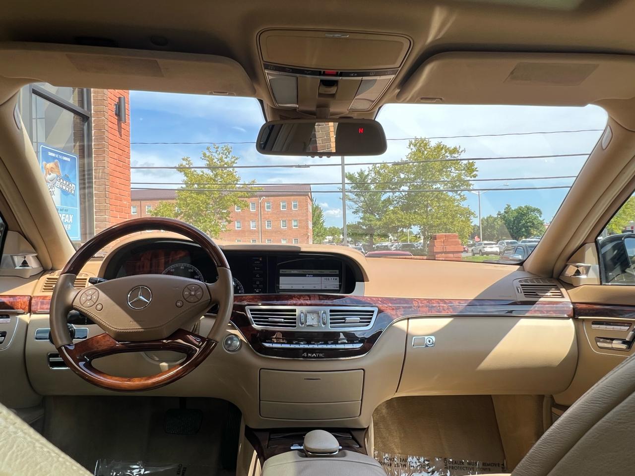 Mercedes-Benz S-Class S550 4-MATIC 2011