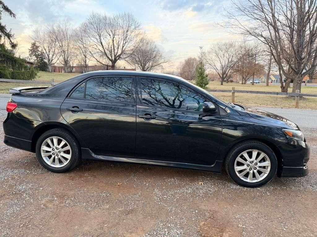 Toyota Corolla Base 5-Speed MT 2010