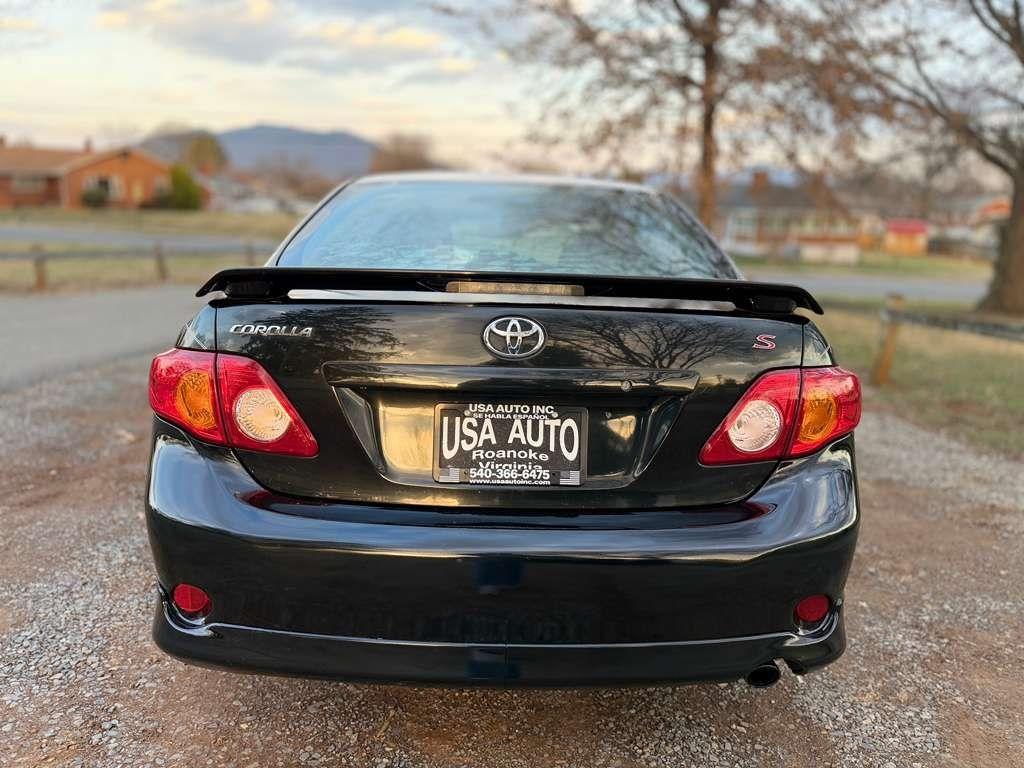 Toyota Corolla Base 5-Speed MT 2010