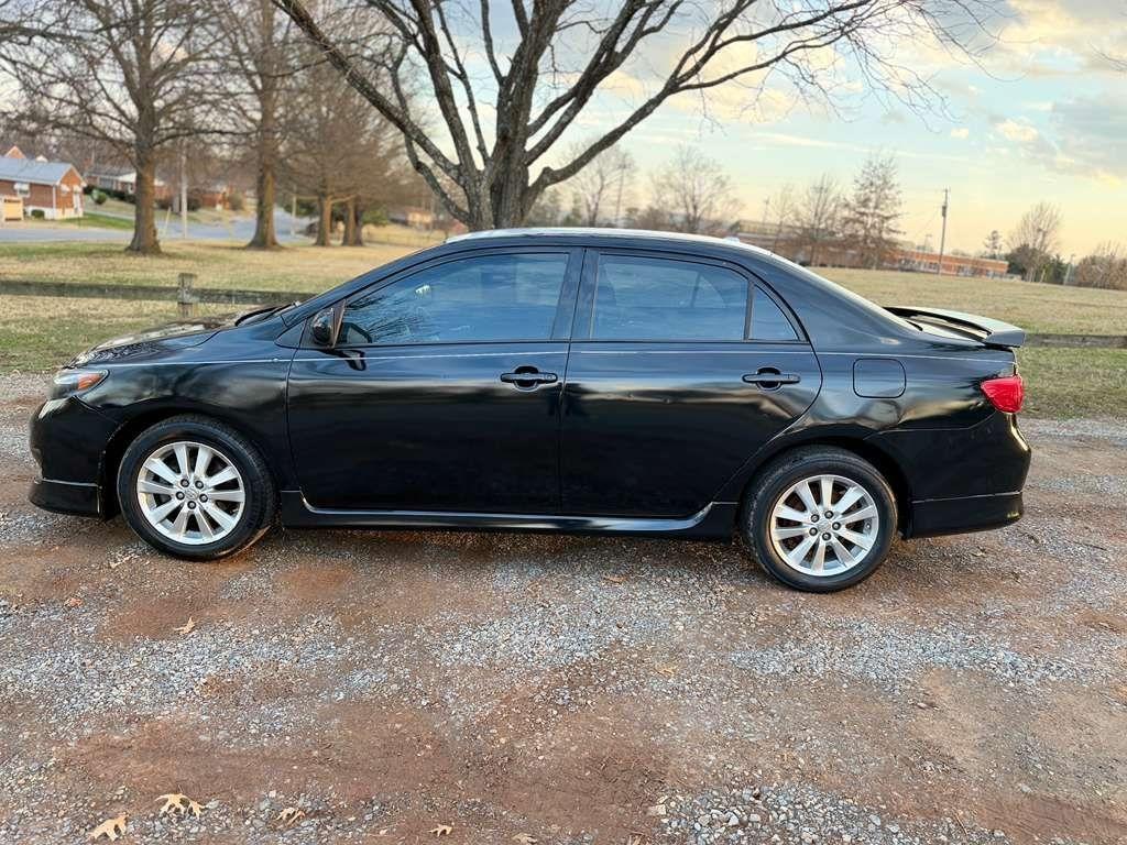 Toyota Corolla Base 5-Speed MT 2010