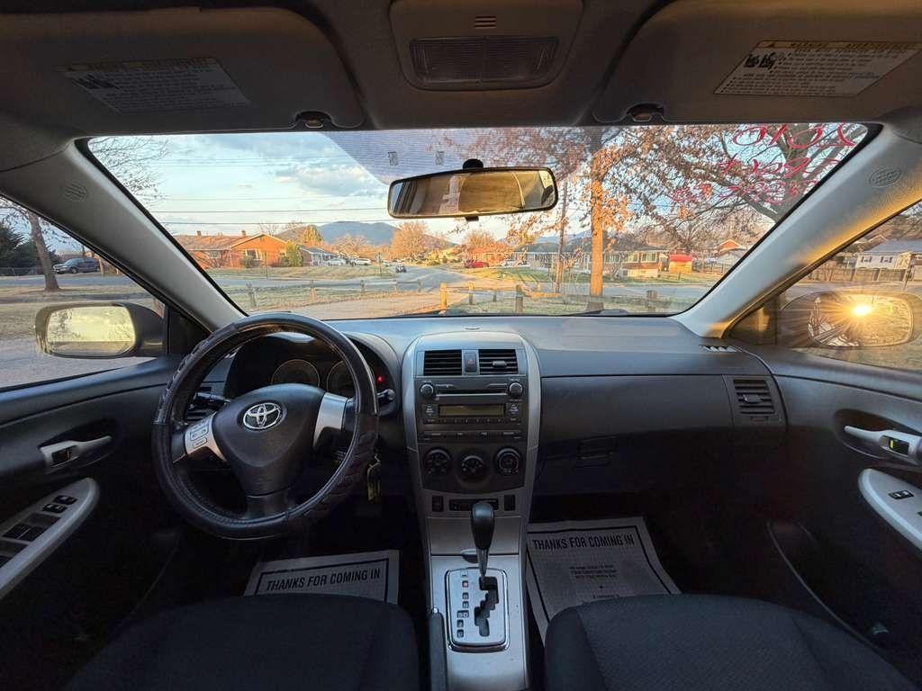 Toyota Corolla Base 5-Speed MT 2010