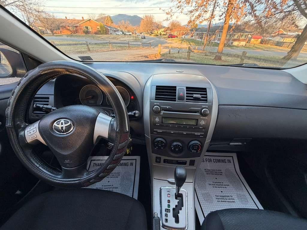 Toyota Corolla Base 5-Speed MT 2010