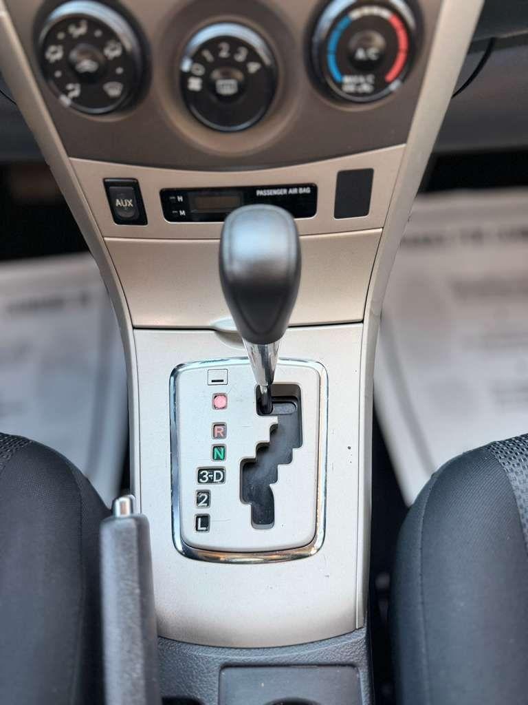 Toyota Corolla Base 5-Speed MT 2010