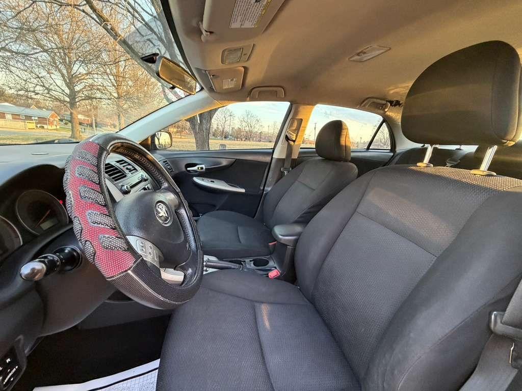 Toyota Corolla Base 5-Speed MT 2010