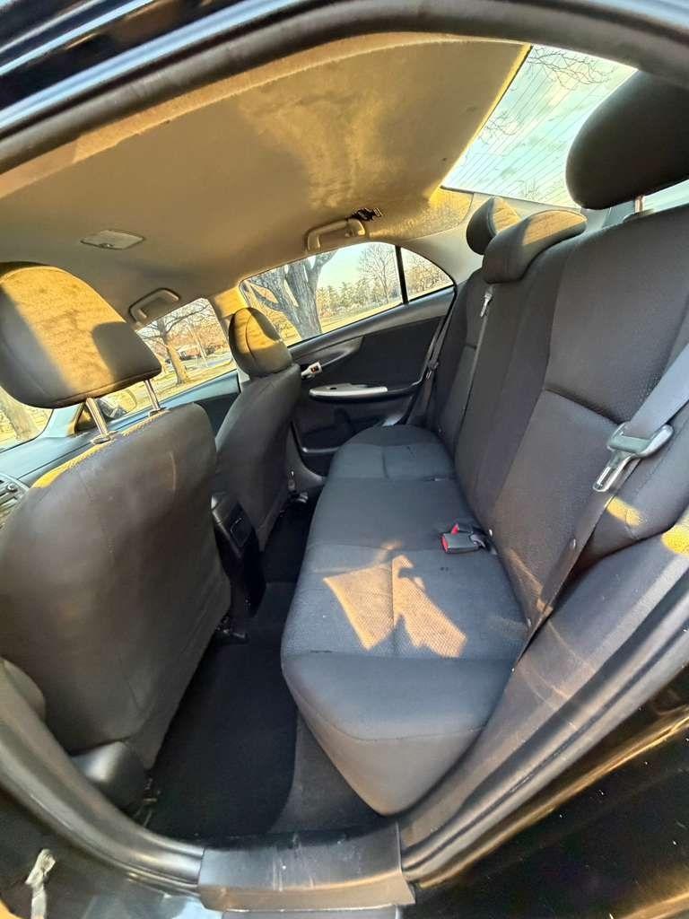 Toyota Corolla Base 5-Speed MT 2010