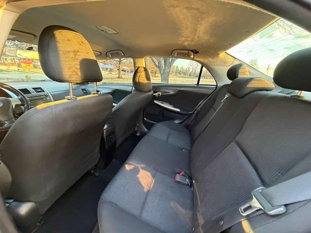 Toyota Corolla Base 5-Speed MT 2010