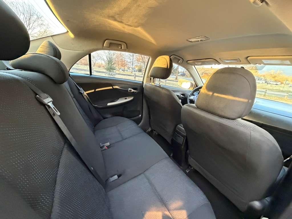 Toyota Corolla Base 5-Speed MT 2010