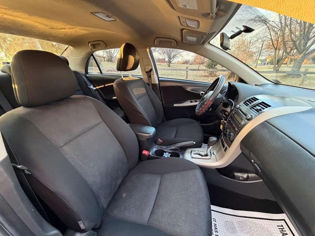 Toyota Corolla Base 5-Speed MT 2010