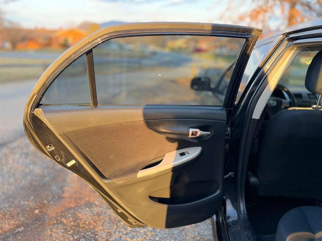 Toyota Corolla Base 5-Speed MT 2010