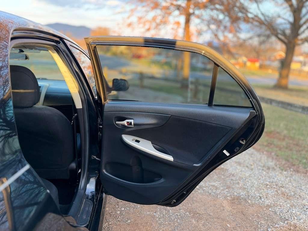 Toyota Corolla Base 5-Speed MT 2010