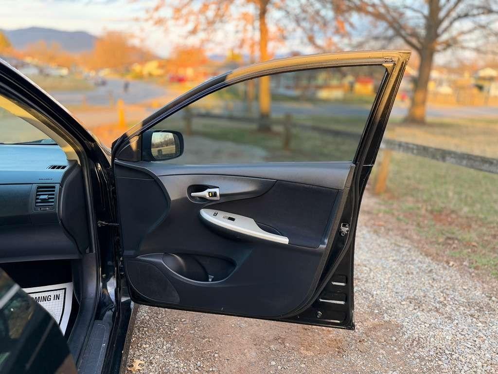 Toyota Corolla Base 5-Speed MT 2010