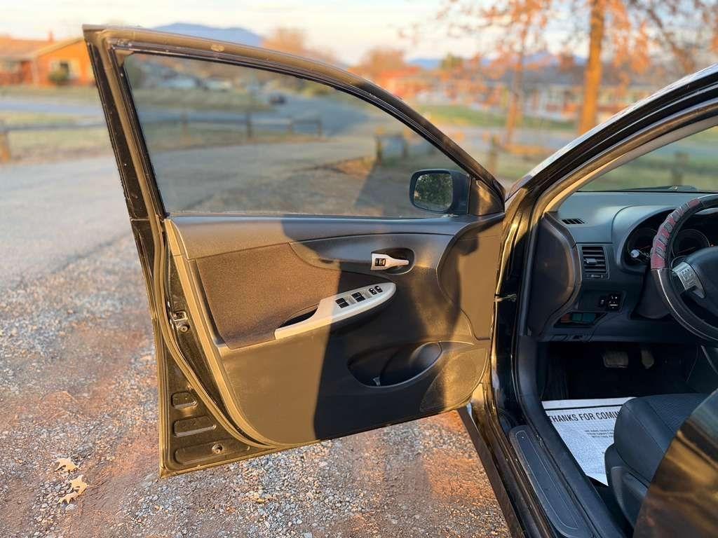 Toyota Corolla Base 5-Speed MT 2010