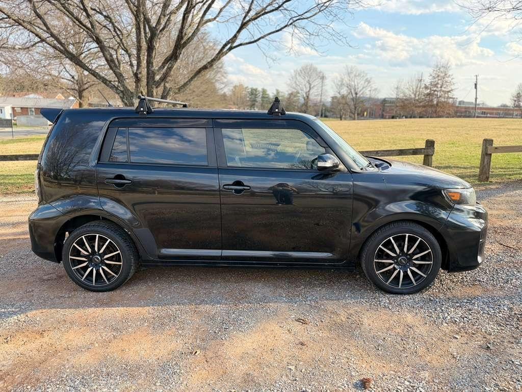 Scion xB 5-Door Wagon 5-Spd MT 2012