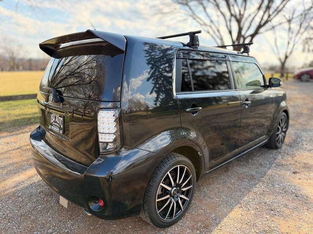 Scion xB 5-Door Wagon 5-Spd MT 2012