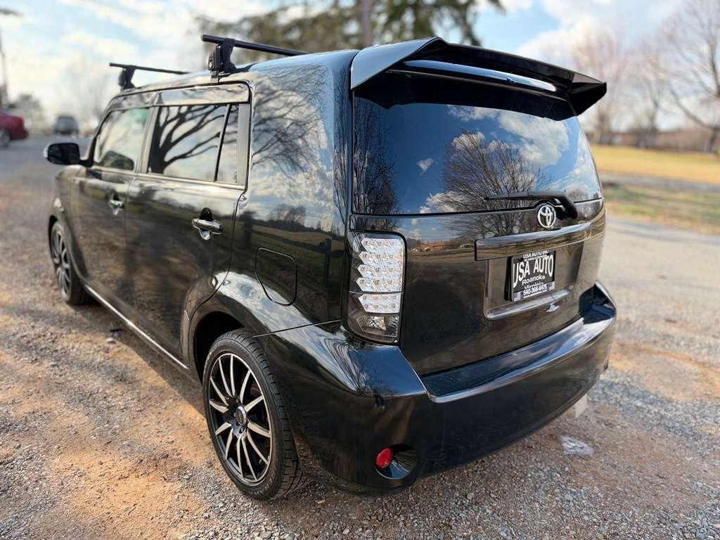 Scion xB 5-Door Wagon 5-Spd MT 2012