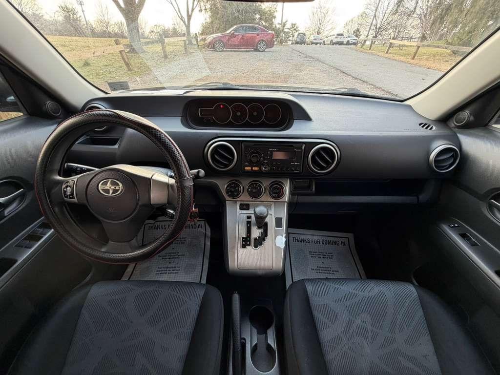 Scion xB 5-Door Wagon 5-Spd MT 2012