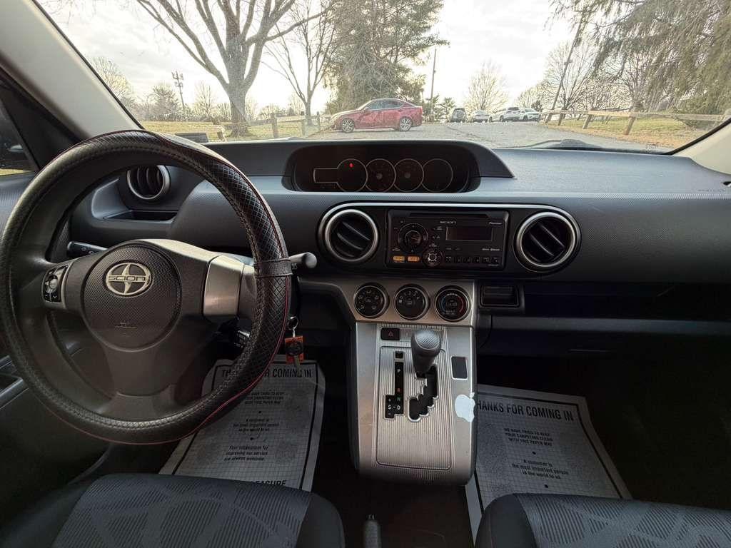 Scion xB 5-Door Wagon 5-Spd MT 2012