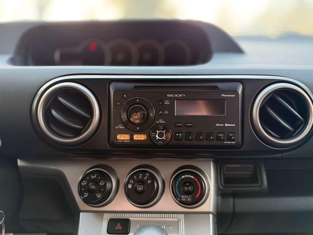 Scion xB 5-Door Wagon 5-Spd MT 2012