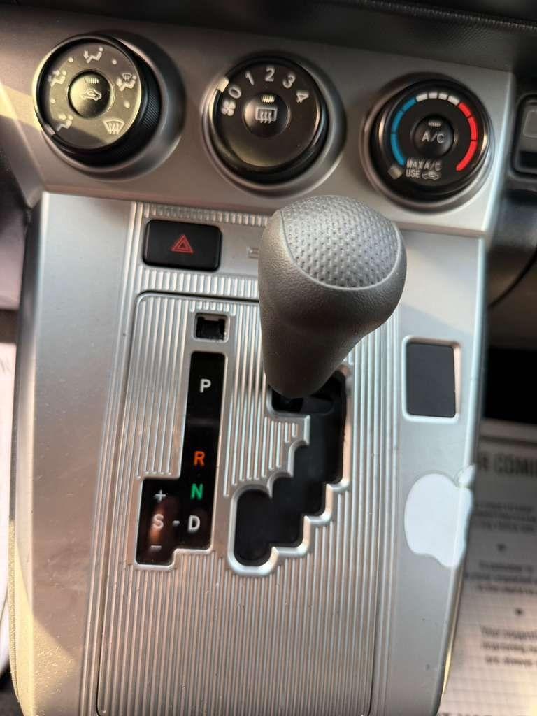 Scion xB 5-Door Wagon 5-Spd MT 2012