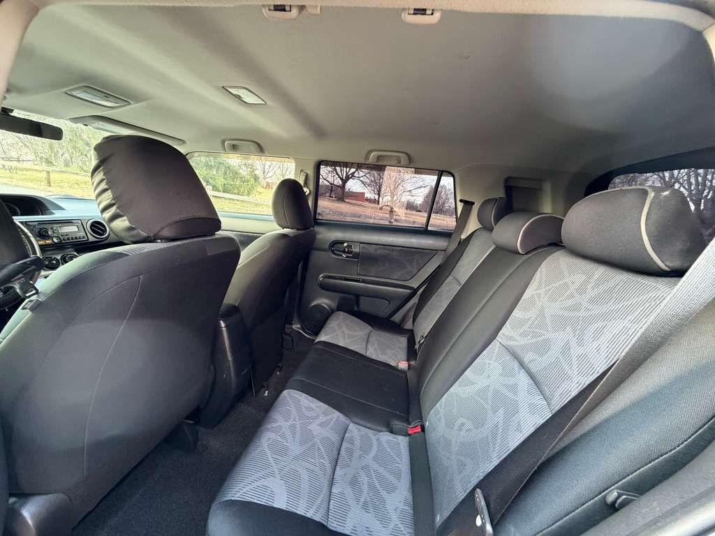 Scion xB 5-Door Wagon 5-Spd MT 2012