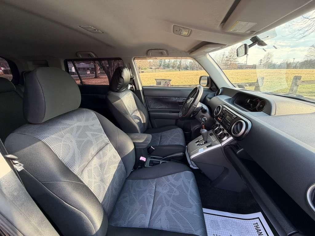 Scion xB 5-Door Wagon 5-Spd MT 2012