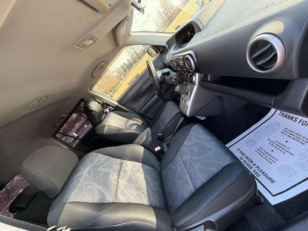 Scion xB 5-Door Wagon 5-Spd MT 2012