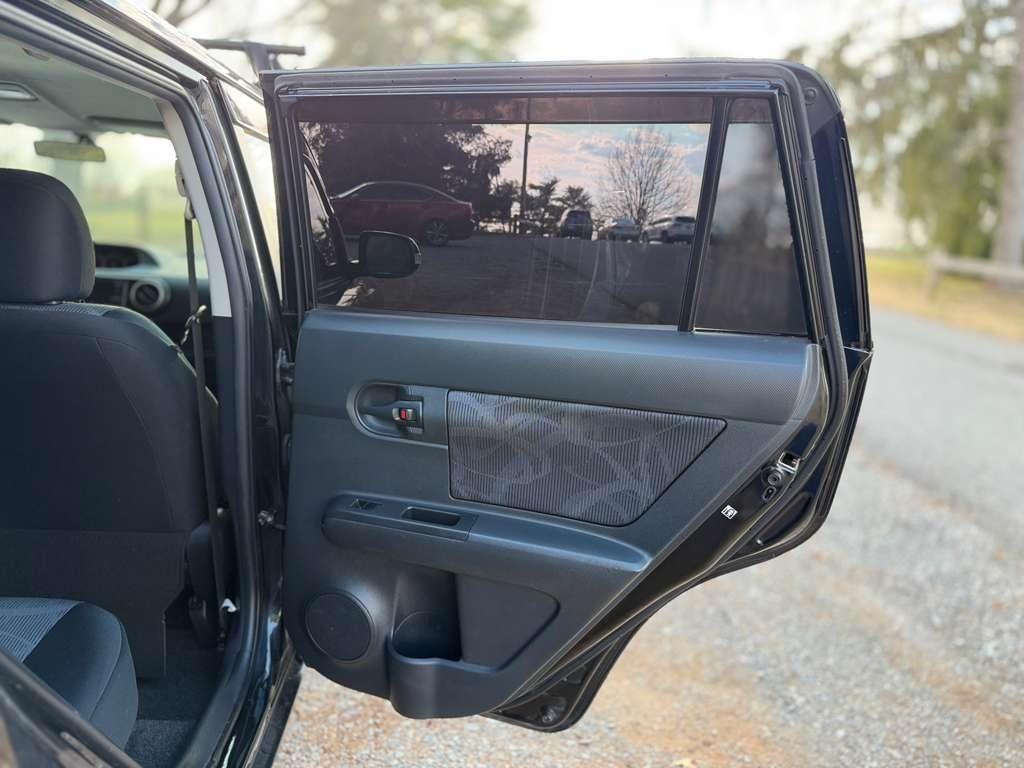 Scion xB 5-Door Wagon 5-Spd MT 2012