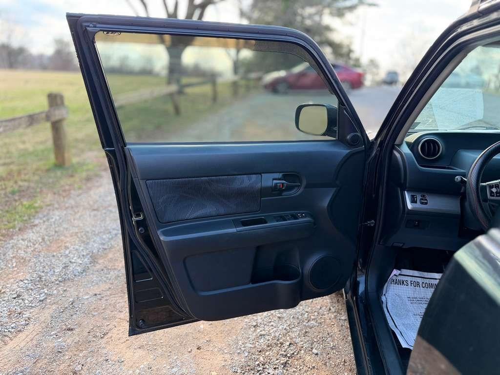 Scion xB 5-Door Wagon 5-Spd MT 2012