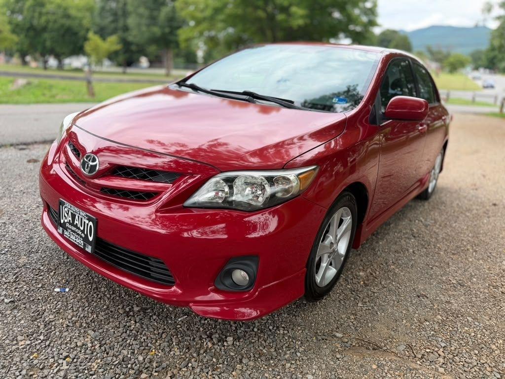 Toyota Corolla Base 5-Speed MT 2011