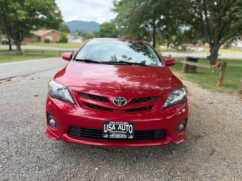 Toyota Corolla Base 5-Speed MT 2011