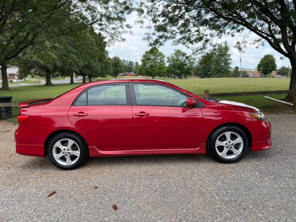 Toyota Corolla Base 5-Speed MT 2011