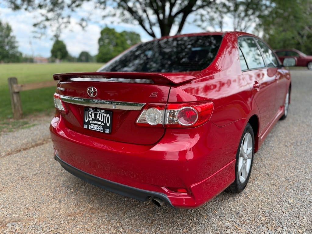 Toyota Corolla Base 5-Speed MT 2011