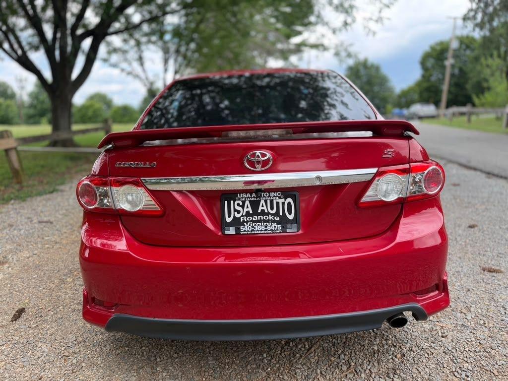 Toyota Corolla Base 5-Speed MT 2011