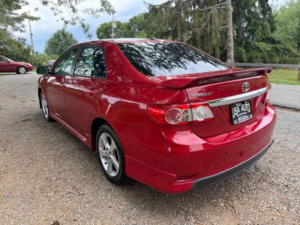 Toyota Corolla Base 5-Speed MT 2011