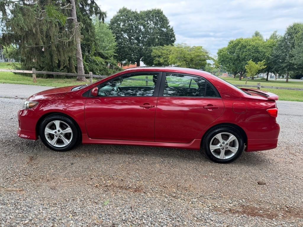 Toyota Corolla Base 5-Speed MT 2011