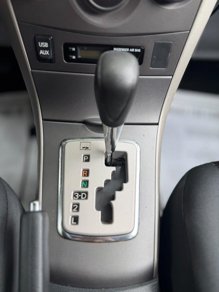 Toyota Corolla Base 5-Speed MT 2011