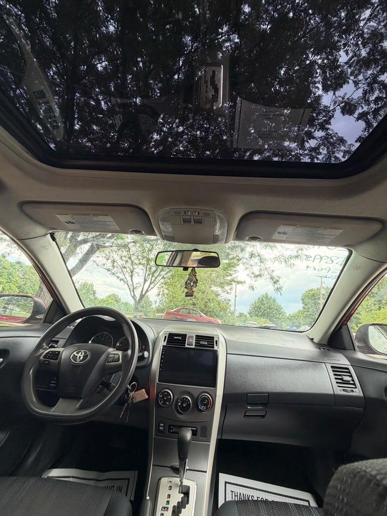 Toyota Corolla Base 5-Speed MT 2011