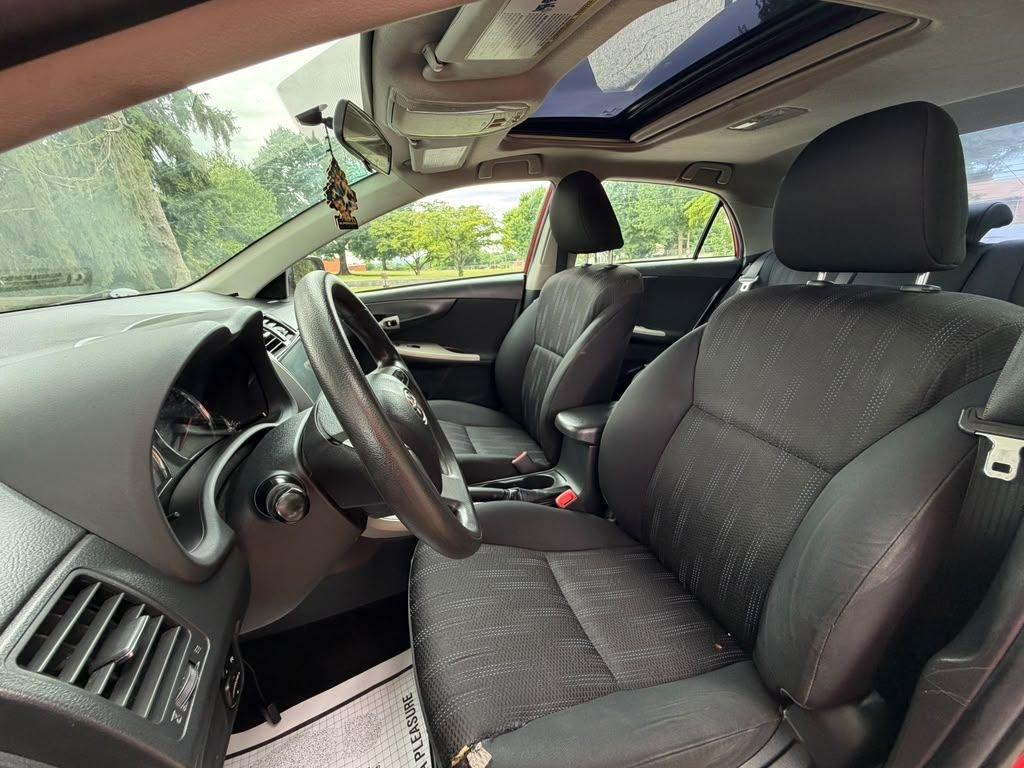 Toyota Corolla Base 5-Speed MT 2011