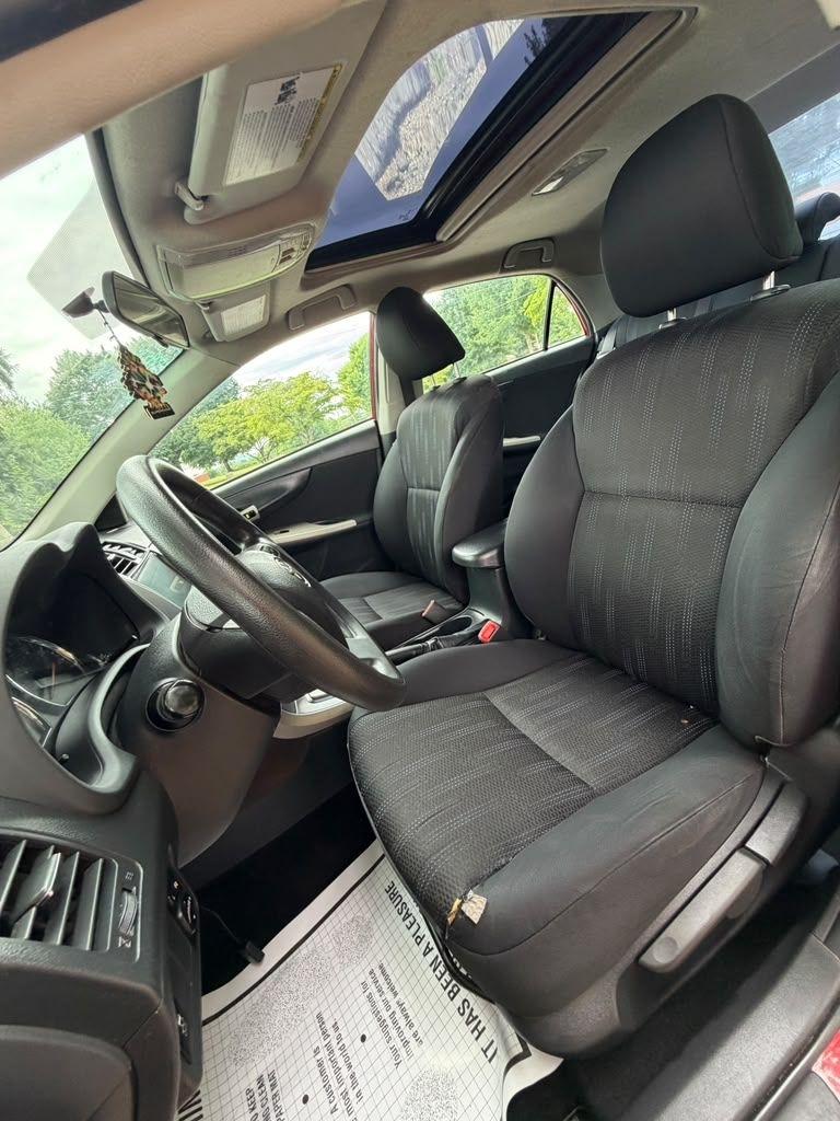 Toyota Corolla Base 5-Speed MT 2011