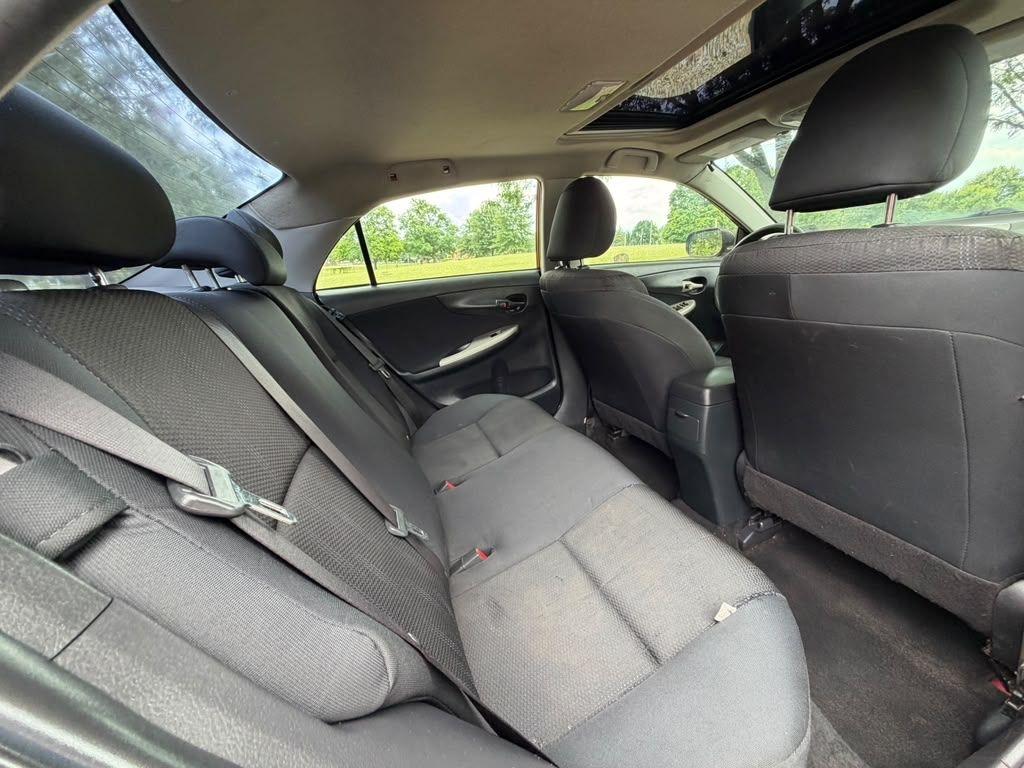 Toyota Corolla Base 5-Speed MT 2011